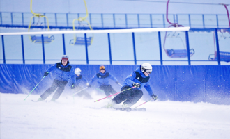 “冷冰雪”成“热经济” 成都冰雪运动受热捧