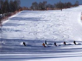 建造一个人工室外滑雪场需要什么条件？