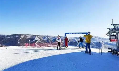 在滑雪场滑雪