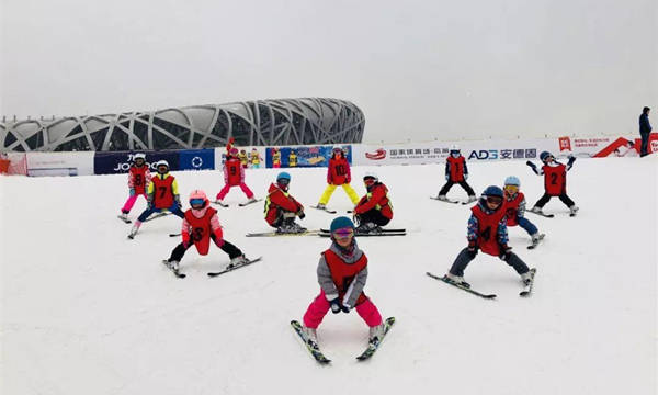 奥运冠军携冰雪爱好者助力冬奥活动启动