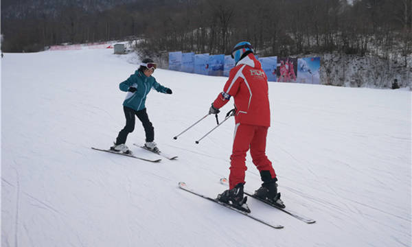 青少年成春节假期冰雪运动消费主力 2