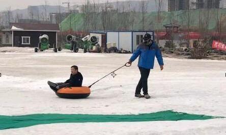 体验冰雪运动。