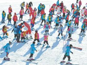 百余中小学生体验冰雪乐趣