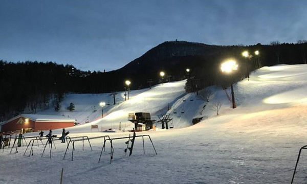 吉林省内多家大型滑雪场纷纷开启“夜滑模式”