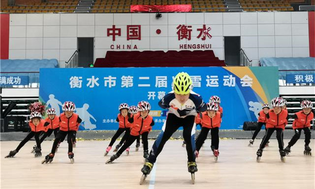 开幕式现场，小学生进行轮滑表演