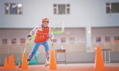 第二届全国学校冰雪运动竞赛越野滑轮项目中，小学女子组选手正奋力竞速