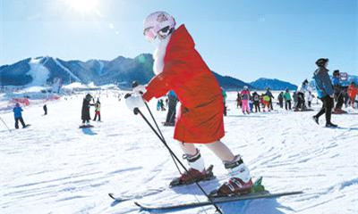 在新疆乌鲁木齐丝绸之路国际度假区滑雪场，滑雪爱好者在体验冰雪运动乐趣