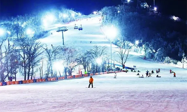 滑雪爱好者在长春庙香山滑雪场体验夜滑