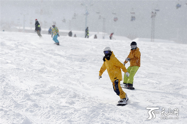 在丝绸之路国际度假区滑雪场内，滑雪爱好者们尽情地在雪道上驰骋、撒欢。