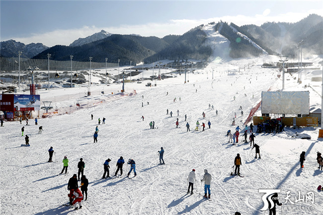 首滑当日，上千名游客及滑雪爱好者们齐聚丝绸之路国际度假区滑雪场，一起感受“乐享冰雪·心宿南山”。 