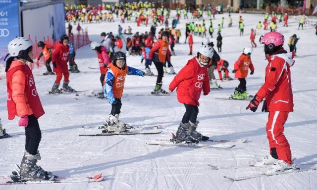 在吉林北大壶滑雪场，吉林市第二实验小学学生们在滑雪教练的指导下进行坡道侧向移动