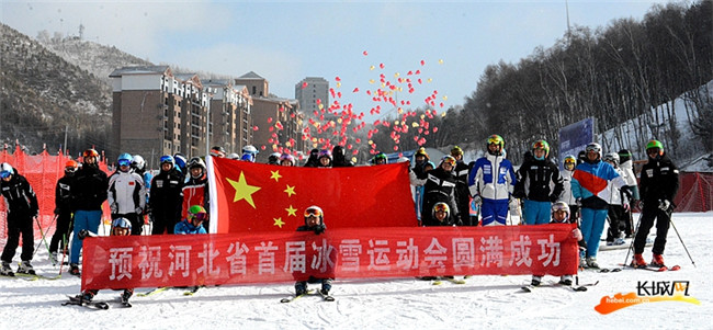 “百县百校万人同日上冰雪”活动百屏联动直播崇礼现场。