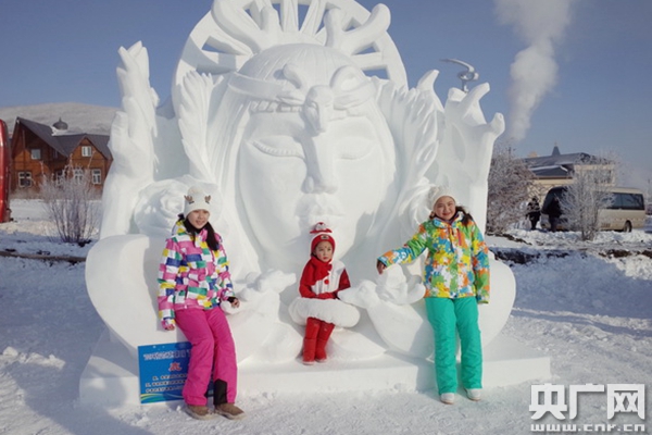 “2019呼伦贝尔冰雪日”12月7号在牙克石启动，现场游客与雪雕作品合影