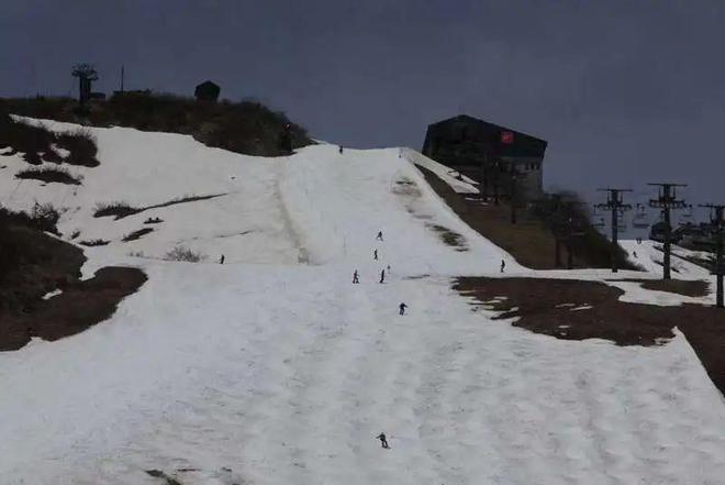 雪季最后一天，滑雪者在八方尾根滑雪场滑雪